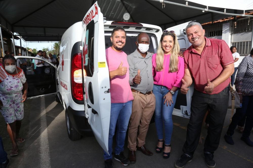 Prefeita Alessandra Gomes entrega ambulância para a comunidade de Pedra e assina ordem de serviço de pavimentação asfáltica 