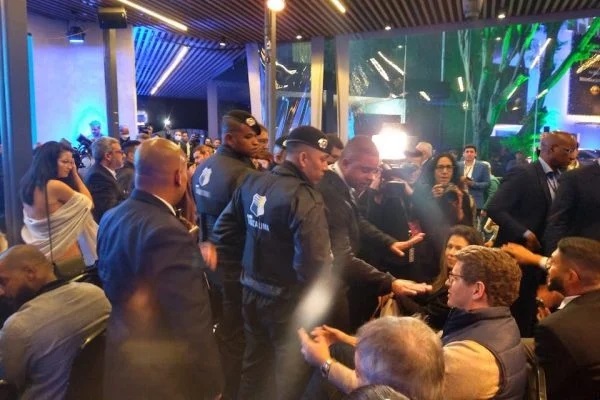 Janones e Ricardo Salles discutem em sala dos convidados