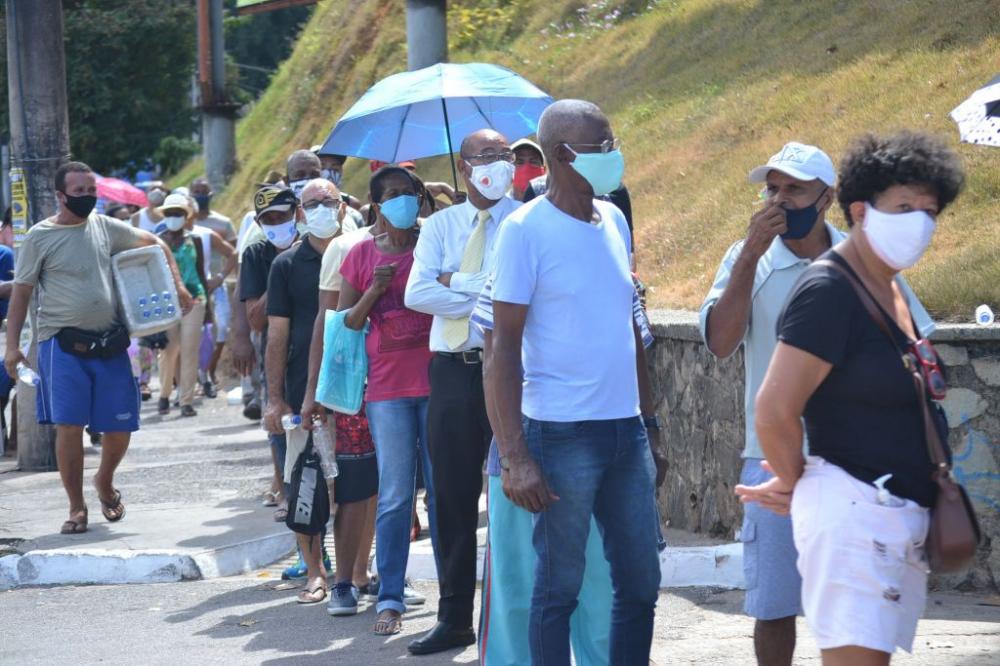 Pandemia faz população brasileira envelhecer uma década
