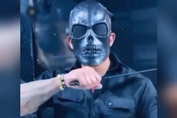 PM que matou Lázaro pede voto mascarado de caveira e com facão no pescoço