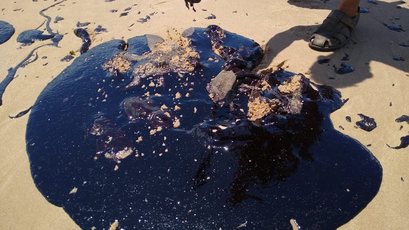 Manchas de óleo voltam a aparecer no litoral da Bahia; veja locais