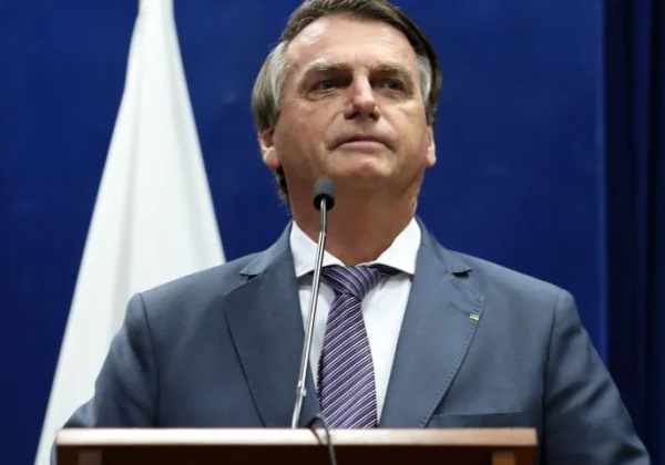 Em comício, Bolsonaro pede que apoiadores abaixem faixa pró-golpe