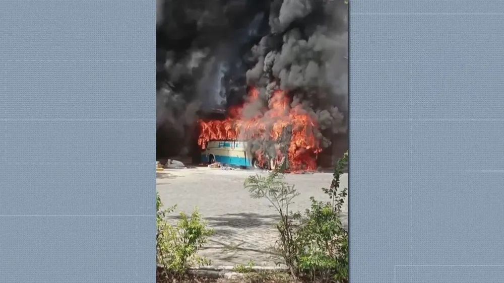 Ônibus fica destruído após pegar fogo dentro de rodoviária no sudoeste da Bahia