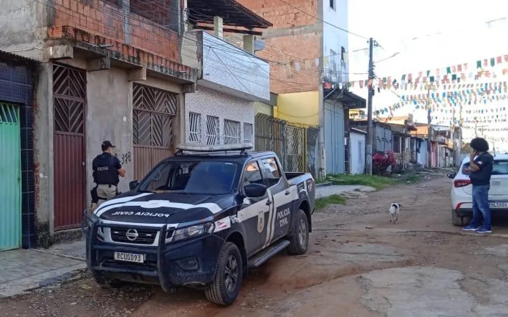 Operação policial cumpre mandados contra suspeitos de pelo menos seis crimes em Salvador e interior 