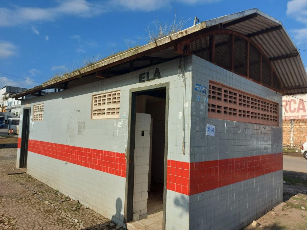 Comerciantes da Praça do Tropeiro reclamam da situação dos banheiros públicos 