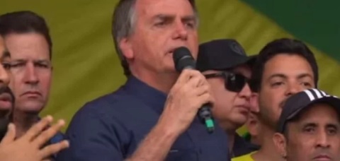 Bolsonaro foca em voto feminino e tenta aumentar rejeição de Lula 