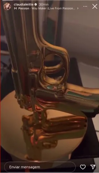 Claudia Leitte levanta polêmica com abajur no formato de arma e justifica: 