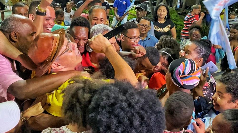Carlos Geilson troca caminhadas pelo Piseiro do CG e arrasta multidões nos bairros de Feira