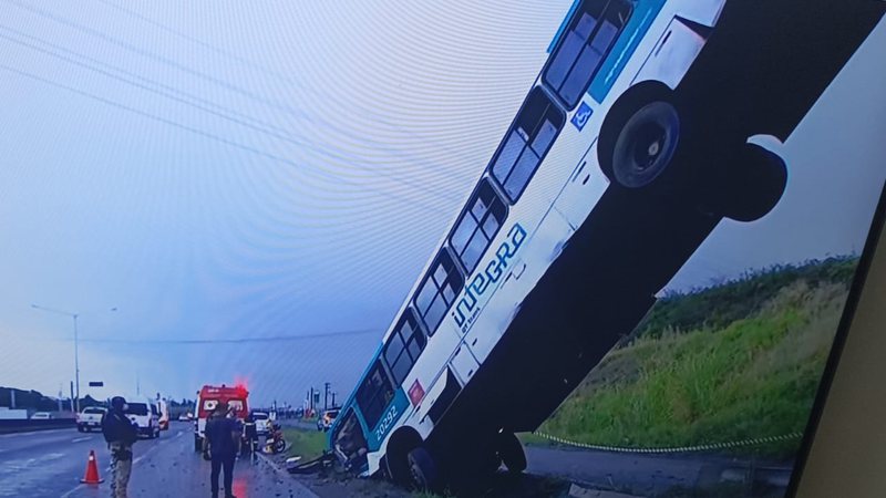 Ônibus despenca de viaduto na BR-324 e motorista fica ferido; veja vídeo