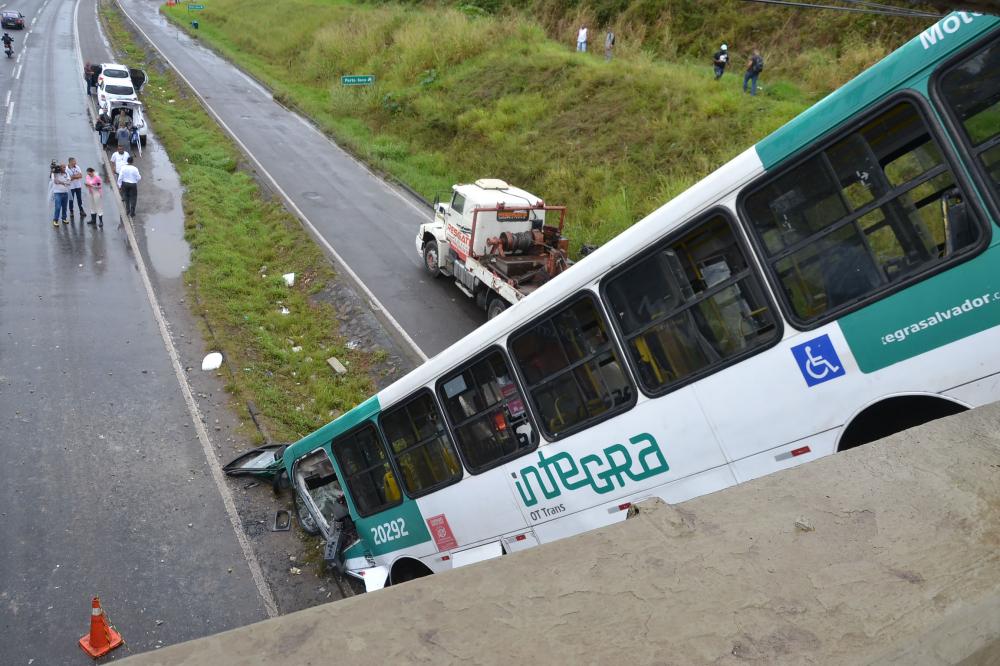 Após 9 horas, ônibus pendurado em viaduto é retirado