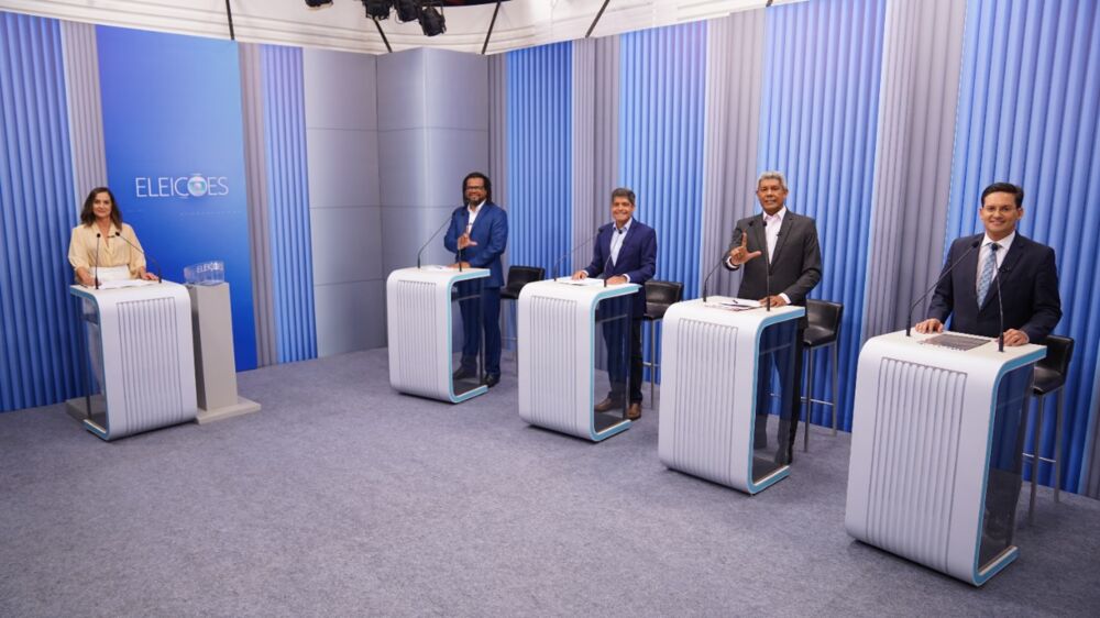 Candidatos trocam acusações no último debate antes da eleição
