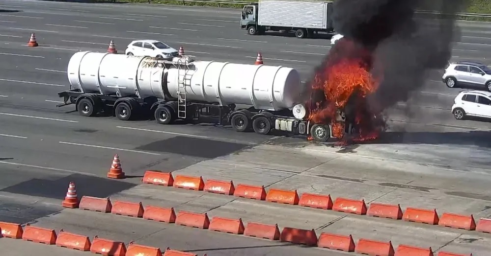 Caminhão carregado com emulsão asfáltica pega fogo perto do pedágio de Amélia Rodrigues, na BR-324