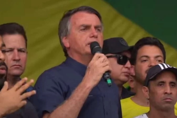 Bolsonaro diz que ministros STF e TSE têm lado político e maioria não tem isenção