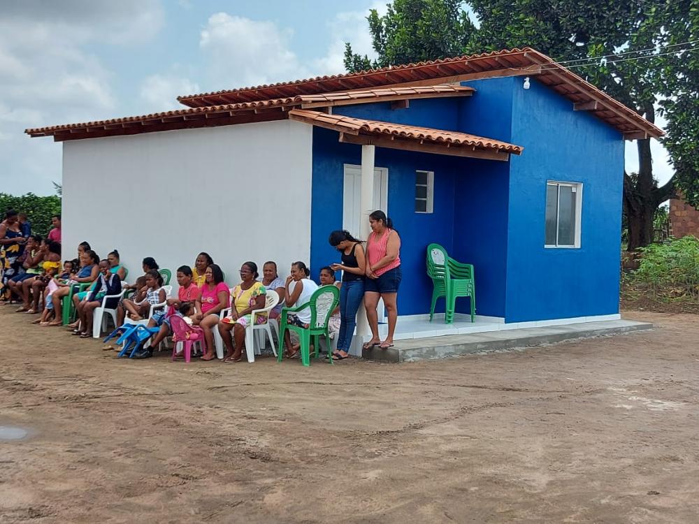 Prefeito de Governador Mangabeira entrega casas do programa 