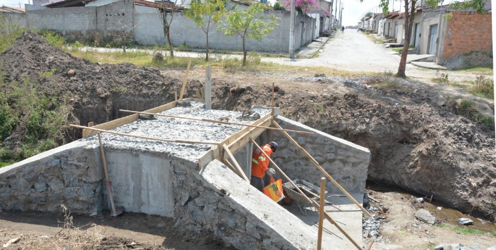 Novo pontilhão no Solar da Princesa vai garantir a travessia segura de estudantes