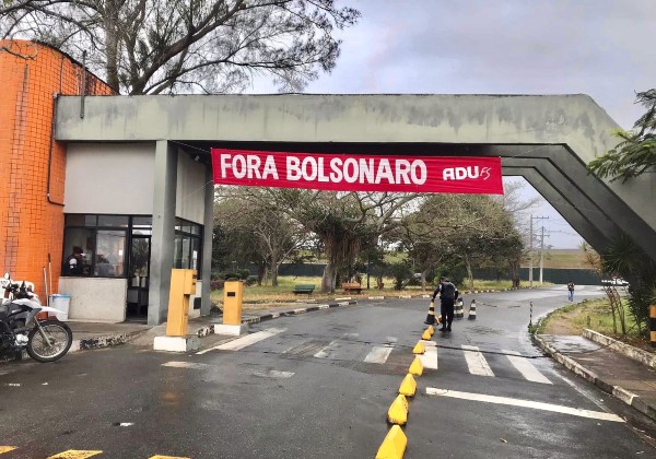Reitoria da Uefs é invadida em reação a faixa de protesto contra Bolsonaro; veja vídeo