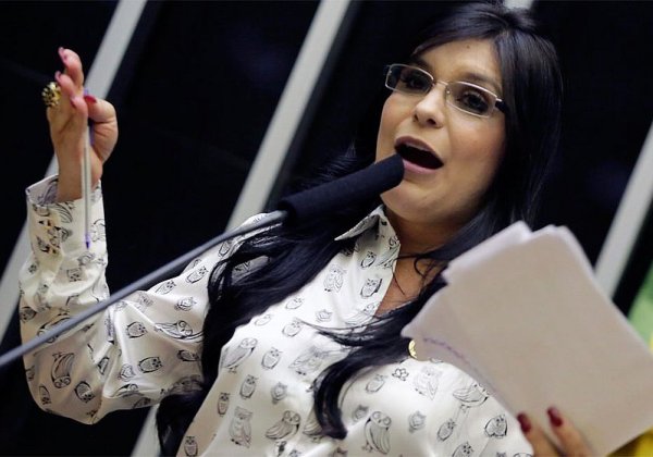 Dayane diz que Bolsonaro tenta 