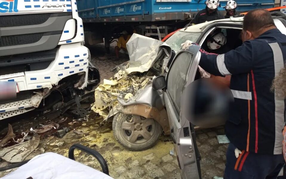 Motorista fica preso nas ferragens após acidente no recôncavo