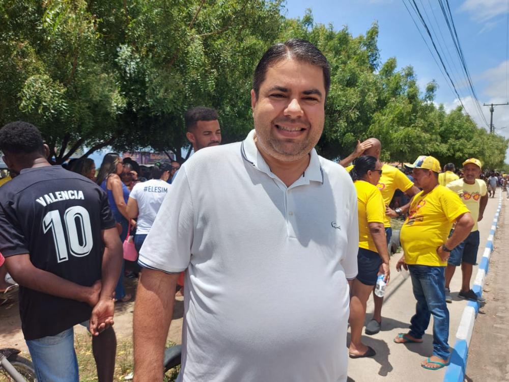 Prefeito de Governador Mangabeira inaugura o que chama de 