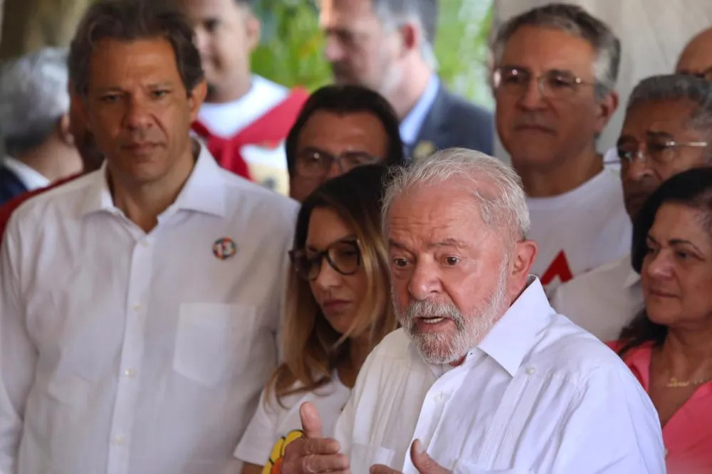 'É o Brasil que não queremos', diz Lula após deputada bolsonarista Carla Zambelli apontar arma para cidadão negro em SP