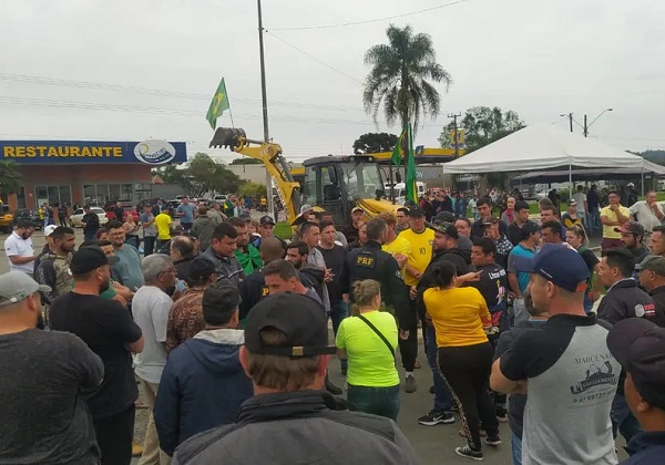 Trechos da BR-101 interditados por bolsonaristas são desbloqueados na Bahia, diz PRF