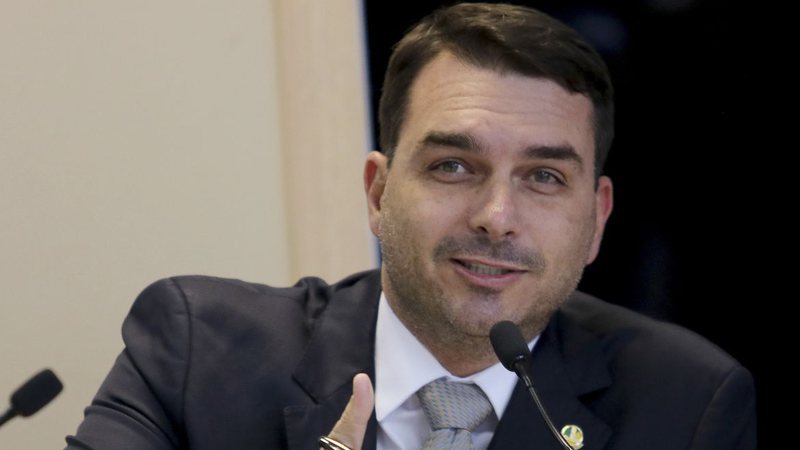 Flávio Bolsonaro elogia bloqueios bolsonaristas e manda recado: “Confiem no Capitão”