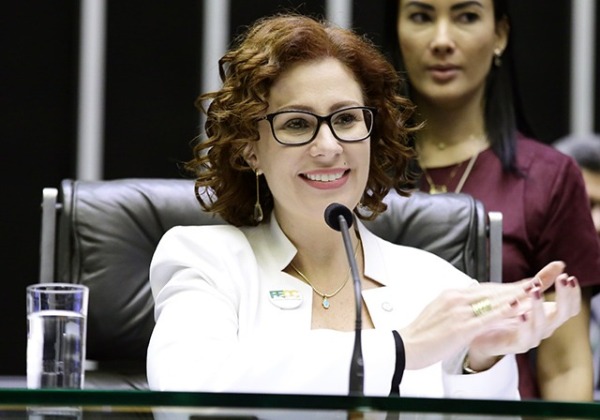 STF determina depoimento imediato de Carla Zambelli