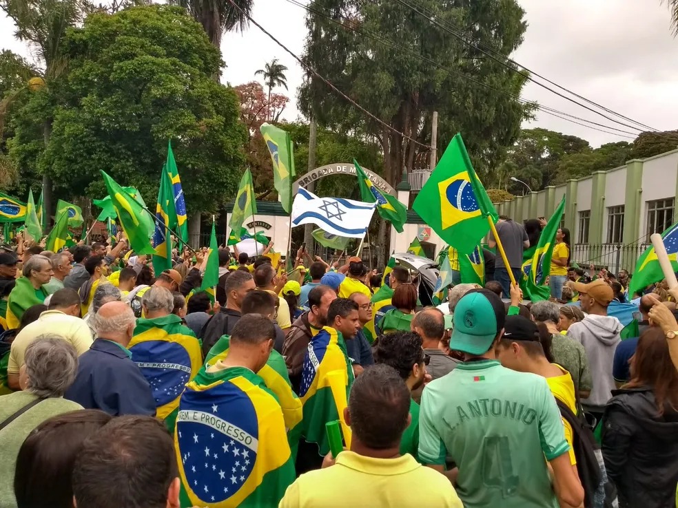 Comandantes das forças armadas brasileiras assinam um manifesto à nação