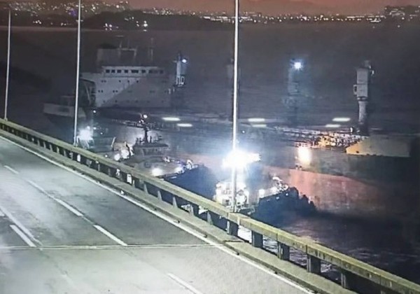 Navio à deriva bate na Ponte Rio-Niterói; via é interditada