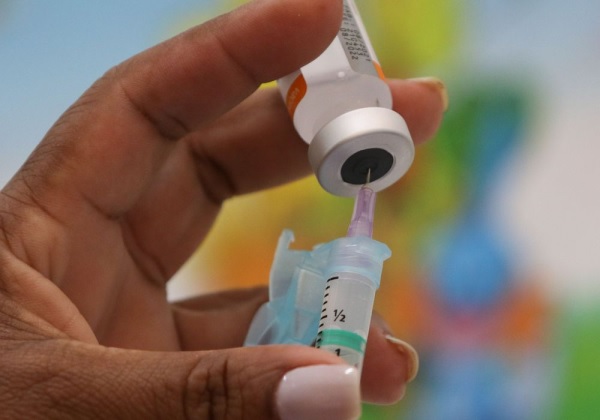 Após atrasar vacinas, Saúde diz que não há 