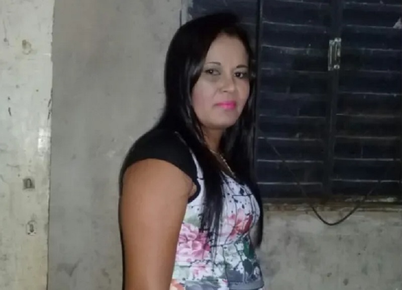 Jovem é presa suspeita de matar a mãe a facadas