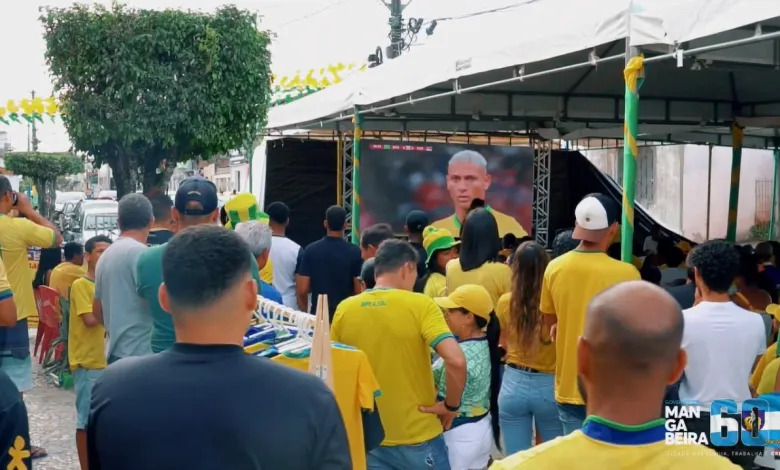 Copa na Praça: torcedores assistem a estreia da Seleção Brasileira em telão instalado pela Prefeitura de Governador Mangabeira