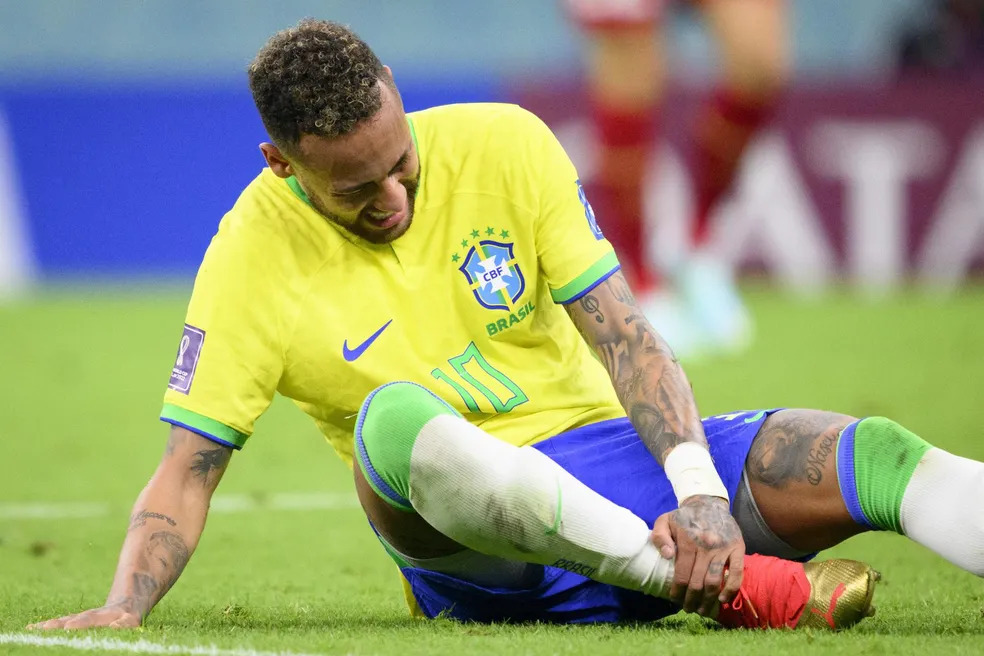 Lesionado, Neymar está fora da primeira fase da Copa do Mundo