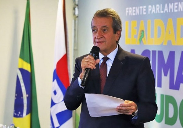 Presidente do PL, Valdemar pede que Bolsonaro fale com apoiadores