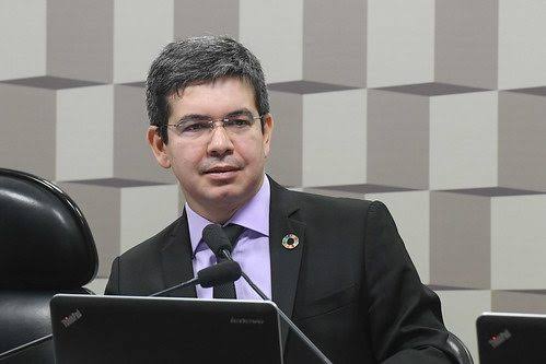 ‘Governo Bolsonaro voltou a bloquear R$ 366 mi para universidades’, diz senador