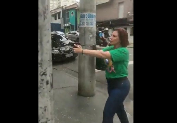 PGR solicita suspensão do porte e apreensão de arma de Carla Zambelli