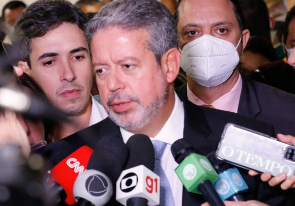 Aliados de Lula veem momento de fraqueza de Lira e articulam candidatura para derrotá-lo