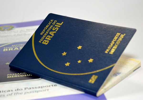 Bolsonaro libera R$ 31,47 milhões para emissão de passaporte