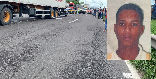 Jovem morre após acidente envolvendo carreta e moto na BR-324, em Feira de Santana