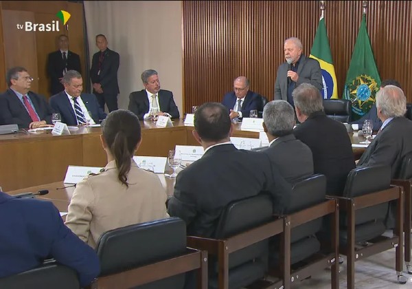 ‘Não vamos permitir que a democracia escape das nossas mãos’, diz Lula
