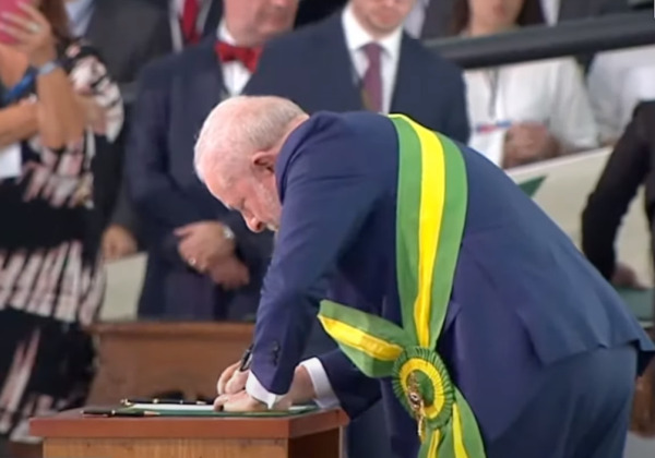 Presidente Lula sanciona lei que equipara injúria racial ao racismo