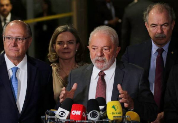 Mínimo tem que subir de acordo com o crescimento da economia, diz Lula
