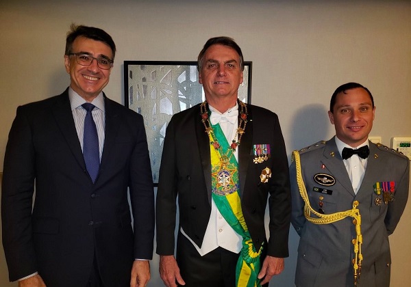 Tenente-coronel do Exército é suspeito de operar ‘caixa 2’ de Bolsonaro, diz coluna