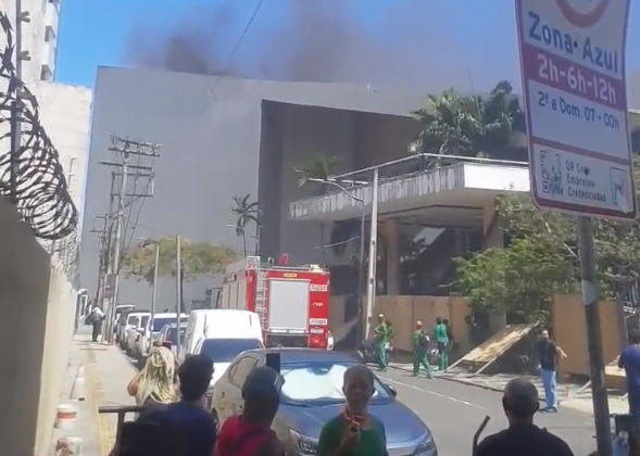 Incêndio atinge teto do Teatro Castro Alves; vídeo