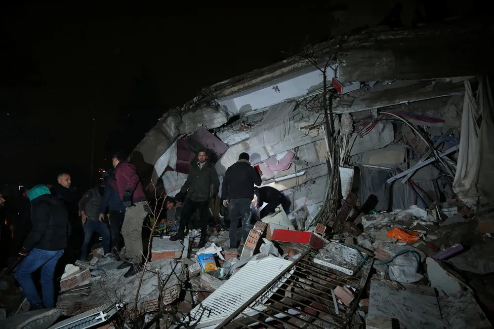 Terremoto de 7,8 de magnitude atinge a Turquia e deixa mais de 900 mortos