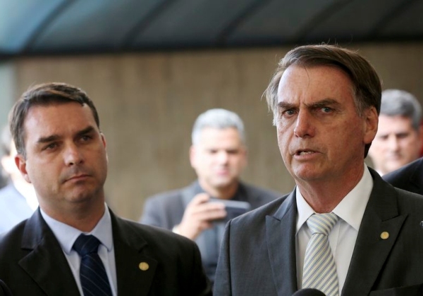 Flávio diz que Bolsonaro ‘surpreendeu’ ao falar de retorno ‘nas próximas semanas’