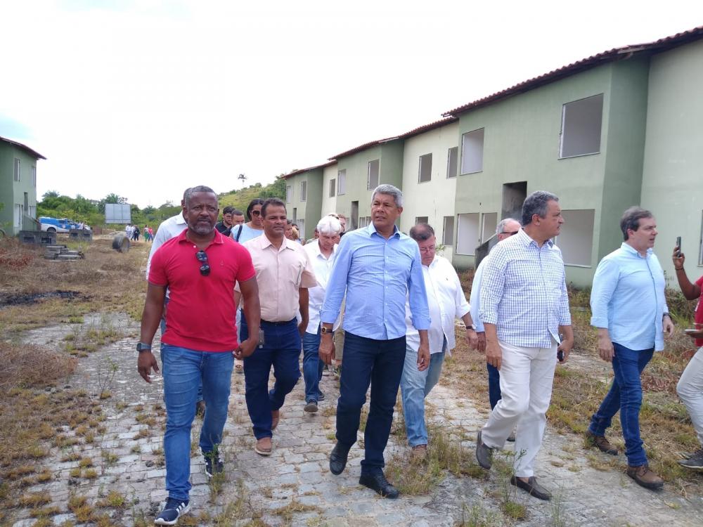 Jerônimo e Rui realizam vistoria em residencial que será entregue por Lula em Santo Amaro