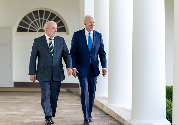 Lula retorna ao Brasil após encontro com Biden e firma compromisso com pauta climática