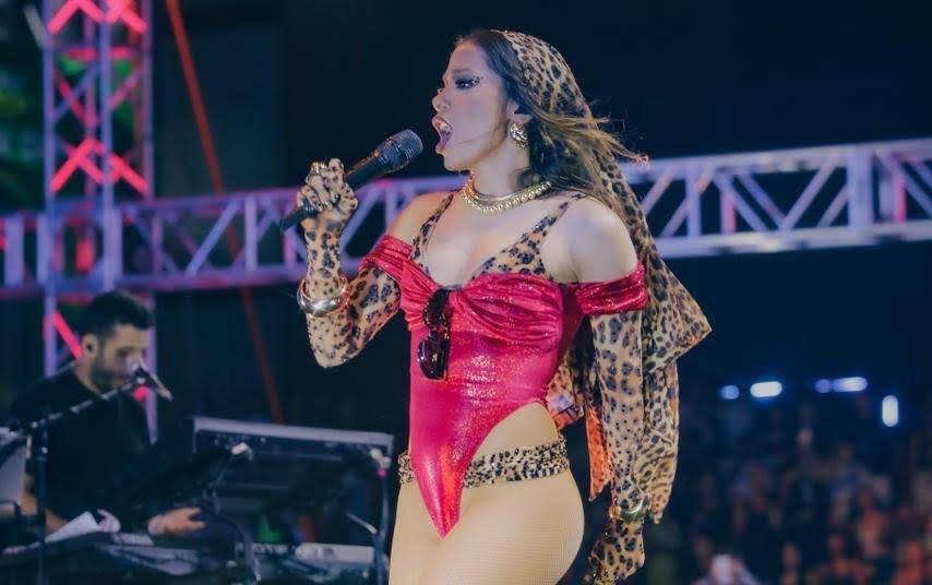 Anitta convida Oh Polêmico para participação em seu bloco em Salvador