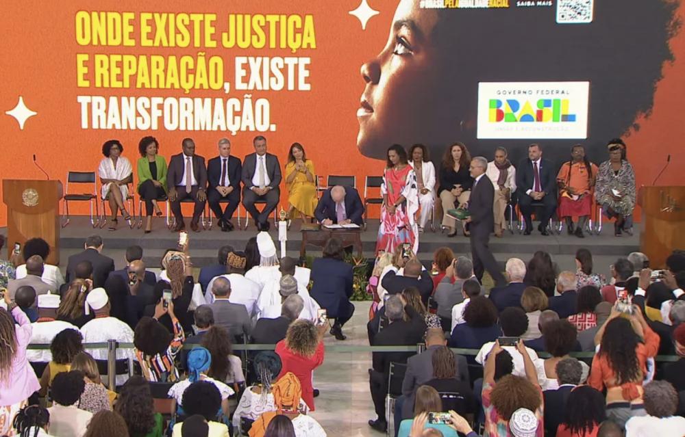 Lula assina decreto para que negros ocupem pelo menos 30% dos cargos e funções de confiança no governo